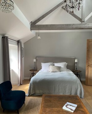 Tabla de planchar con plancha, wifi y ropa de cama 