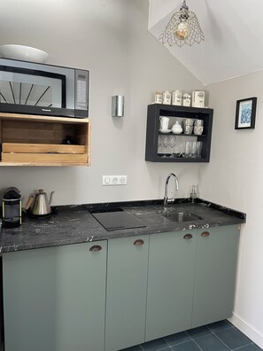 Private kitchen - Kermaria Trois Fontaines Deluxe Studio Suite, by the Bois d’Amour Pont Aven (Pont-Aven)