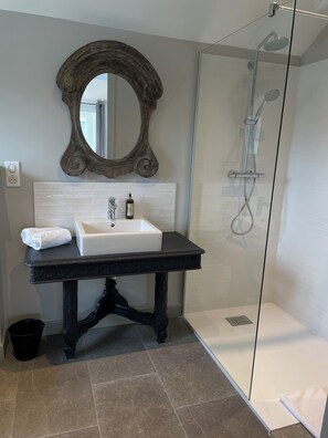 Shower, hair dryer, towels, soap - Kermaria Trois Fontaines Deluxe Studio Suite, by the Bois d  ’Amour Pont Aven (Pont-Aven)