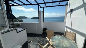 Outdoor dining - Duplex penthouse in the Porto Real condominium. (Mangaratiba)