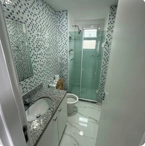 Douche, serviettes fournies, savon, papier toilette