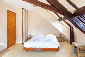 4 quartos, ferros/tábuas de passar roupa, Wi-Fi, roupa de cama