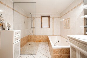 Shower, hair dryer, towels, soap - 177m2 family home in the heart of the vineyards! (Kaysersberg Vignoble)