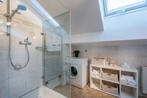 Apartment, Balkon, Bergblick | Badezimmer
