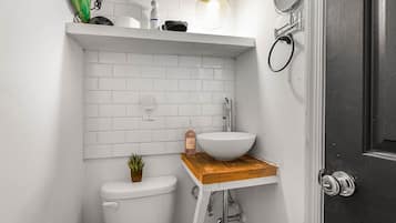 Een douche, een haardroger, handdoeken, zeep