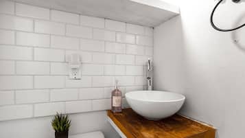 Een douche, een haardroger, handdoeken, zeep