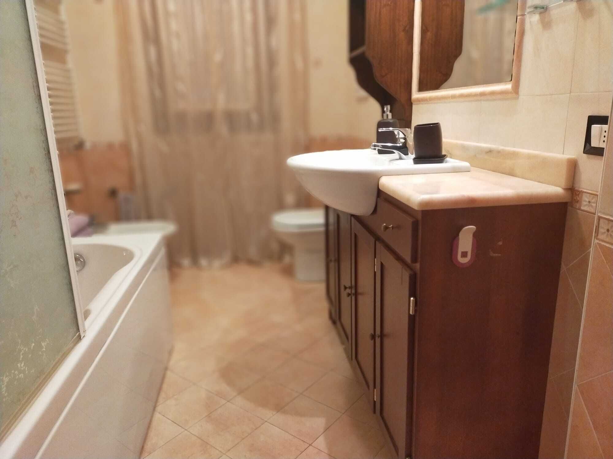 Un bagno con vasca, lavabo e water.