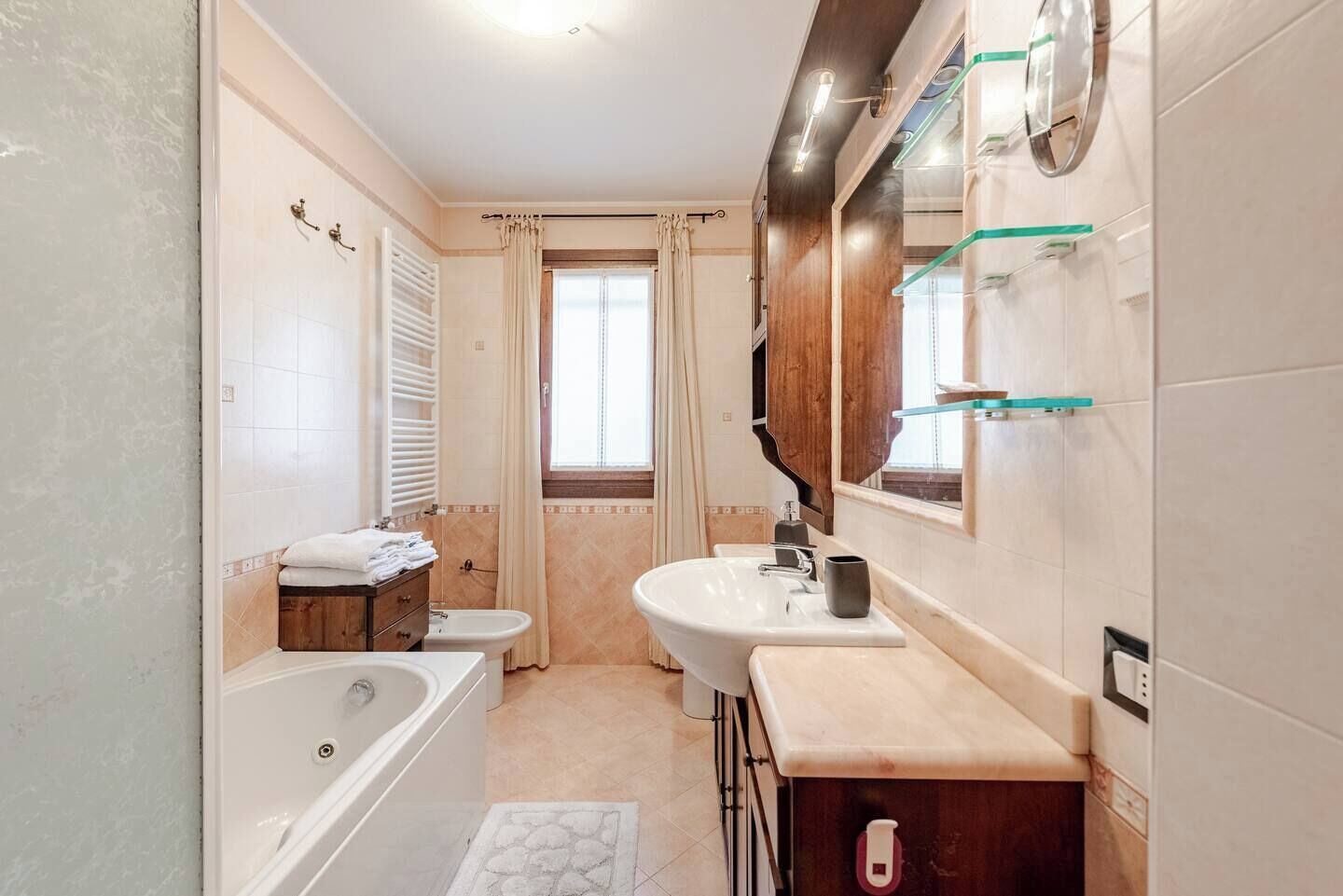 Whirlpool, Haartrockner, Bidet, Handtücher