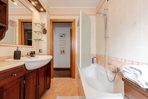 Baignoire à jets, sèche-cheveux, bidet, serviettes fournies