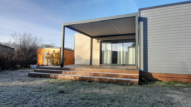 A modern house with a covered porch and a large window. - Charming chalet SAINT JACQUES SARZEAU GOLFE DU MORBIHAN - 330m² private garden (Sarzeau)