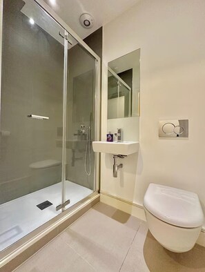 Shower - The Grange Serviced Apartment-2 (London)