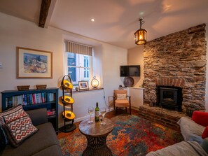 Smart TV, fireplace - Historic Dartmouth Cottage with Parking and Views (Dartmouth)
