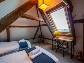 Iron/ironing board, free WiFi, bed sheets - Historic Dartmouth Cottage with Parking and Views (Dartmouth)