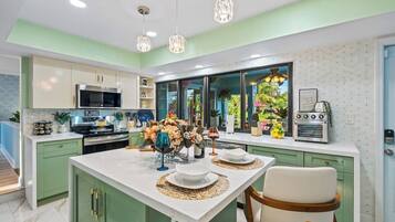 Fridge, microwave, stovetop, dishwasher