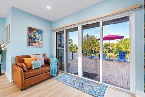 TV, fireplace - Waterfront • Htd Pool • Billiards • Deck • Lanai (Oakland Park)