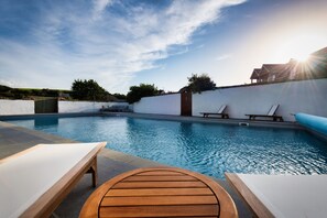 Una piscina cubierta, una piscina al aire libre de temporada