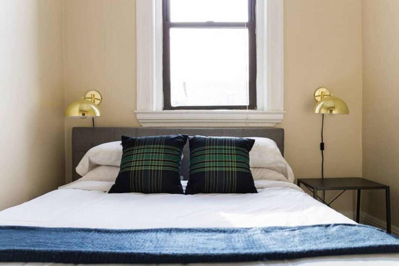 1 chambre, bureau, fer et planche à repasser, lit parapluie