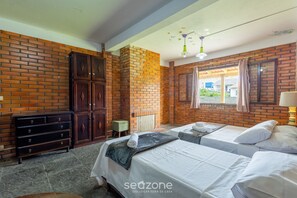 Basic Apartment | 3 bedrooms, free WiFi - Large 3-bedroom House in Penha Sel0068 (Penha)