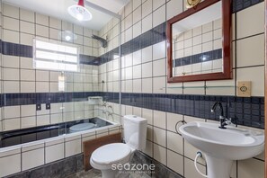 Basic Apartment | Bathroom | Shower - Large 3-bedroom House in Penha Sel0068 (Penha)