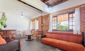 Basic Apartment | Living area - Large 3-bedroom House in Penha Sel0068 (Penha)