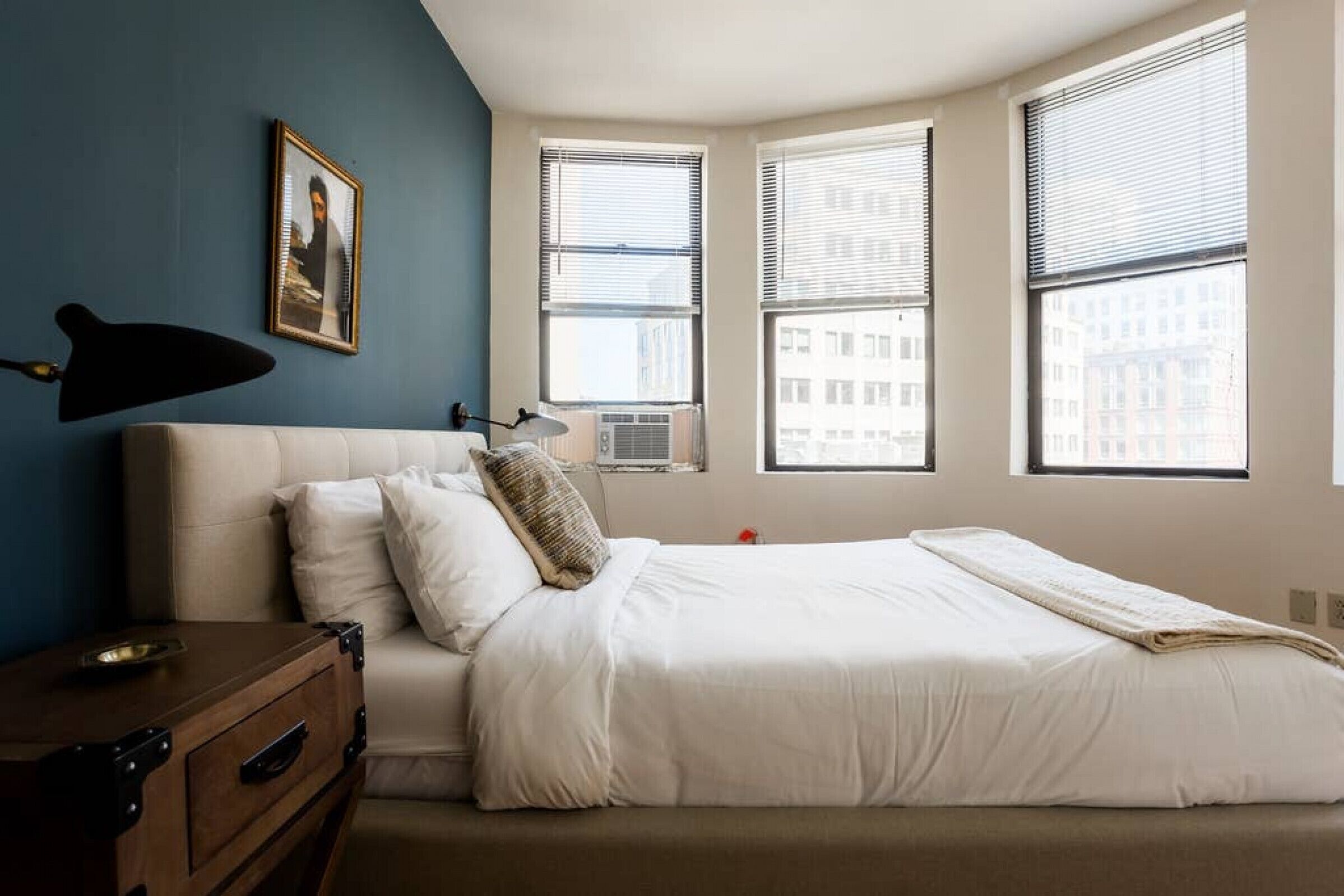 Desk, iron/ironing board, WiFi, bed sheets