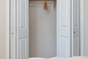 1 chambre, bureau, fer et planche à repasser, Wi-Fi