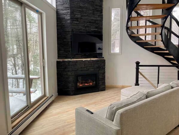 Living area - Newly Renovated 3 Bedroom! Walk to Bars and Restaurants (Killington)