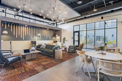 LUX - Studio + King Bed + Gym + Free Parking