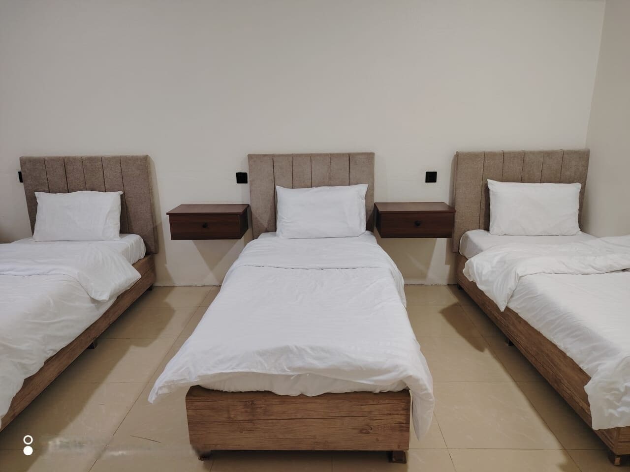 Brankas, tirai kedap cahaya, dan Wi-Fi gratis