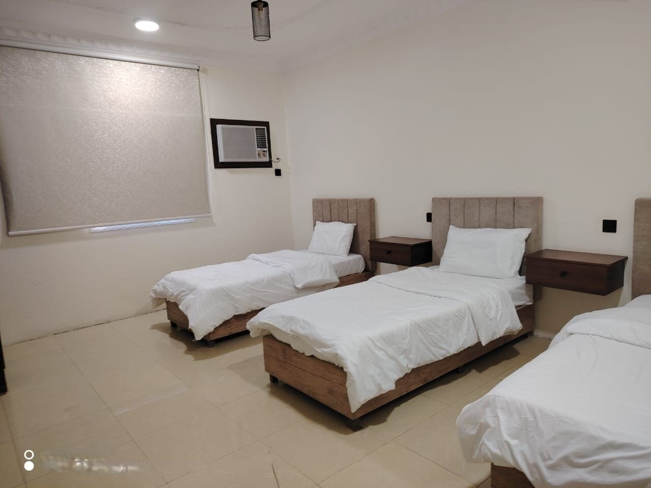 Brankas, tirai kedap cahaya, dan Wi-Fi gratis