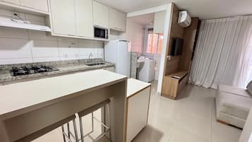 Apartamento econômico | Cozinha privada | Geladeira, micro-ondas, talheres/pratos/utensílios de cozinha