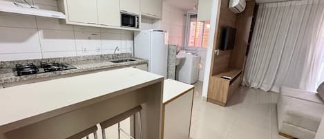 Refrigerador, microondas, utensilios de cocina, artículos de limpieza
