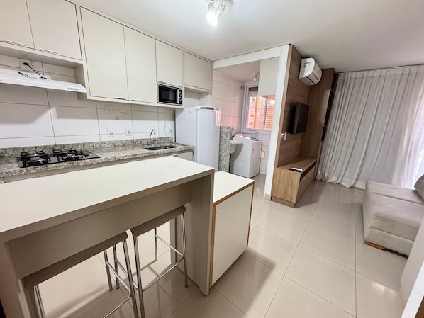 Economy Apartment | Private kitchen | Fridge, microwave, cookware/dishes/utensils, cleaning supplies - The Expression (Goiânia)