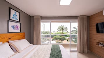 Apartamento básico | Escrivaninha, espaço de trabalho para notebook, cortinas blackout