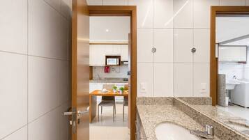 Apartamento, 1 cama Queen | Banheiro | Chuveiro, secador de cabelo, toalhas de banho