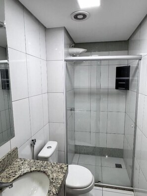 Apartamento, sacada, vista para a cidade | Banheiro | Chuveiro, secador de cabelo, toalhas de banho 