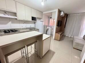 Economy Apartment | Private kitchen | Fridge, microwave, cookware/dishes/utensils, cleaning supplies - The Expression (Goiânia)