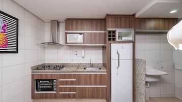 Traditional Apartment | Private kitchen | Fridge, microwave, cookware/dishes/utensils, cleaning supplies