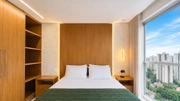 Departamento, 1 cama Queen size | Escritorio, espacio para trabajar con laptop y cortinas blackout