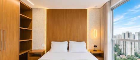 Departamento, 1 cama Queen size | Escritorio, espacio para trabajar con laptop y cortinas blackout