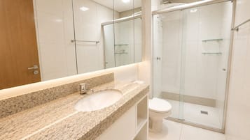 Classic Apartment | Bathroom | Shower, hair dryer, towels