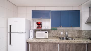 Apartamento Confort | Cocina privada | Frigorífico, microondas, utensilios de cocina y Artículos de limpieza