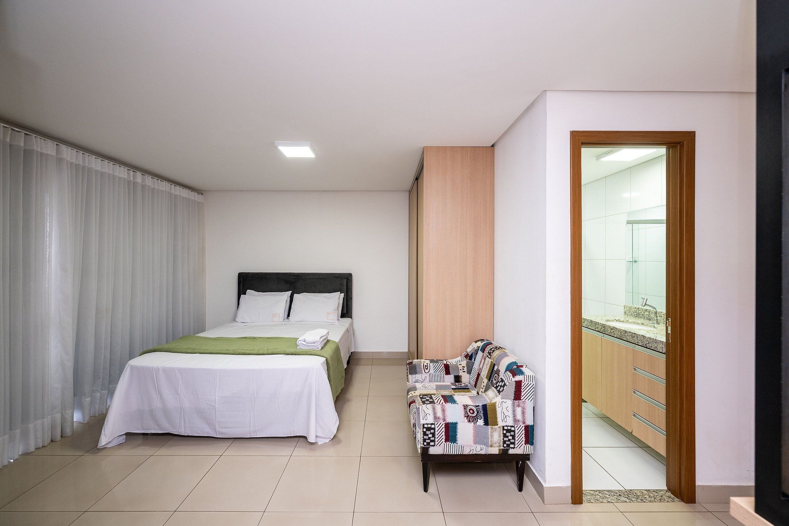 Apartamento básico | Escrivaninha, espaço de trabalho para notebook, cortinas blackout