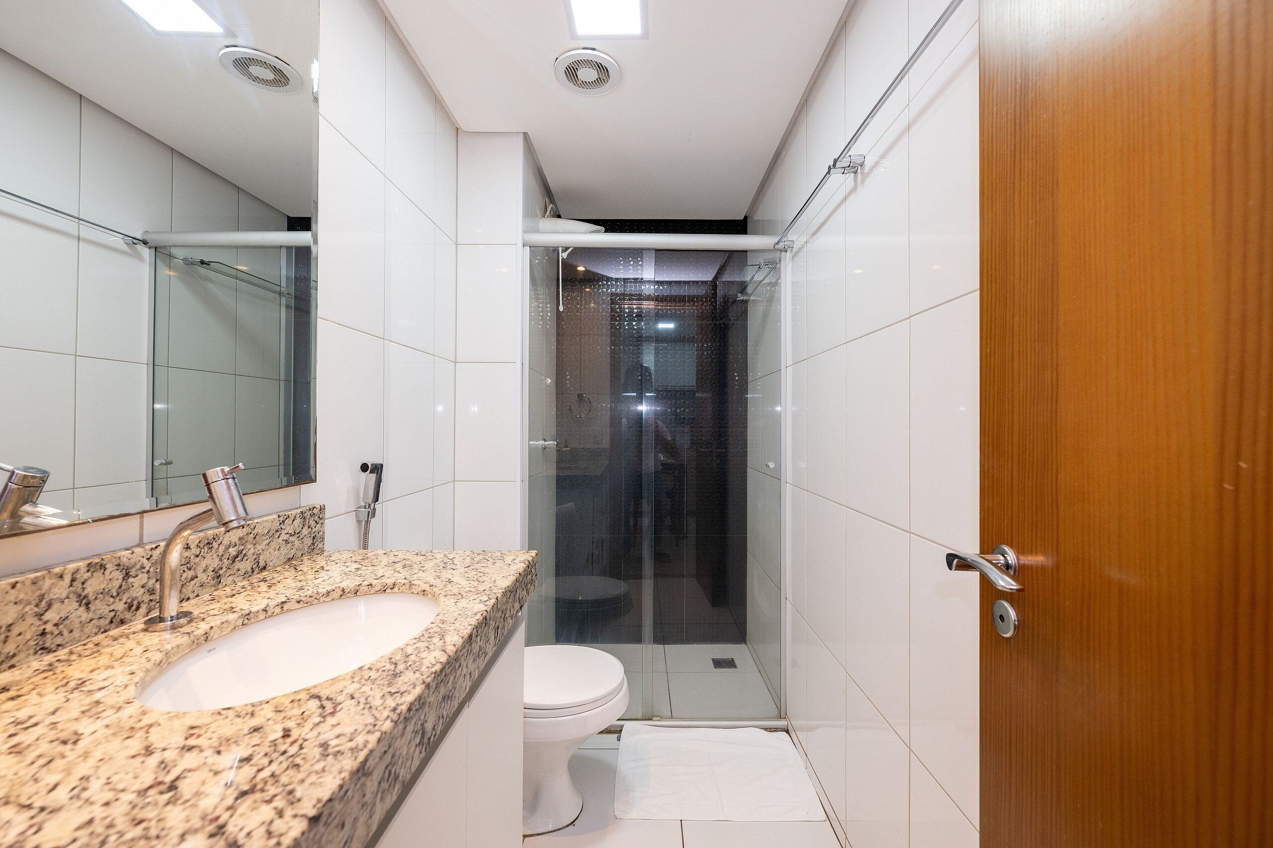 Apartamento conforto, 1 cama Queen | Banheiro | Chuveiro, secador de cabelo, toalhas de banho 