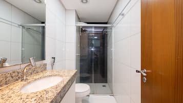 Apartamento conforto, 1 cama Queen | Banheiro | Chuveiro, secador de cabelo, toalhas de banho