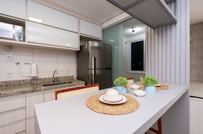 Exclusive Apartment | Private kitchen | Fridge, microwave, cookware/dishes/utensils, cleaning supplies - The Expression (Goiânia)