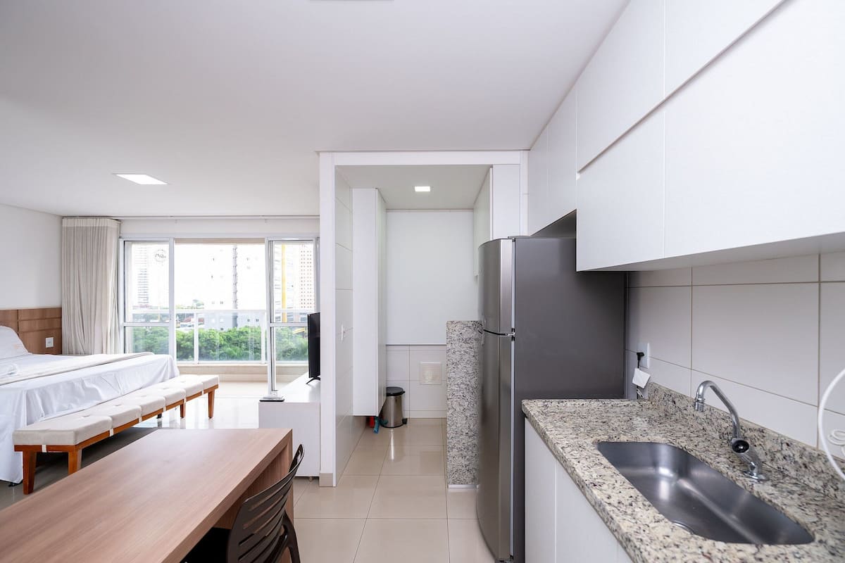 Muebles diferentes, escritorio y espacio para trabajar con laptop