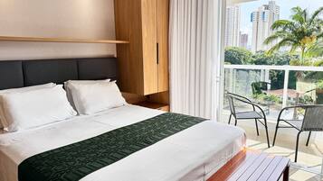 Estudio Confort | Escritorio, espacio para trabajar con laptop y cortinas blackout