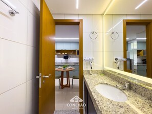 Shower, hair dryer, towels - The Expression (Goiânia)