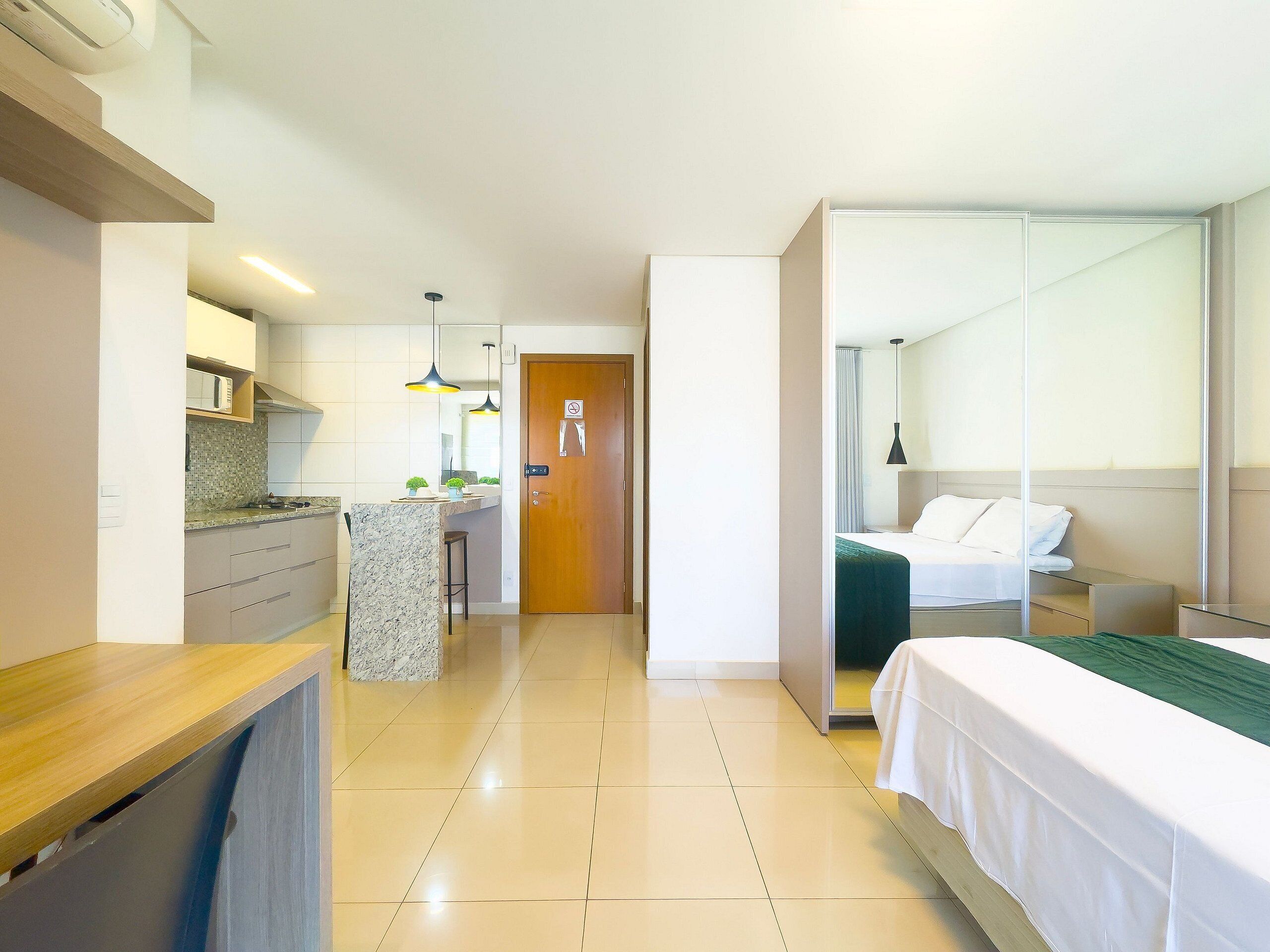 이그제큐티브 아파트 | 각각 다르게 가구 비치, 책상, 노트북 작업 공간, 암막 커튼